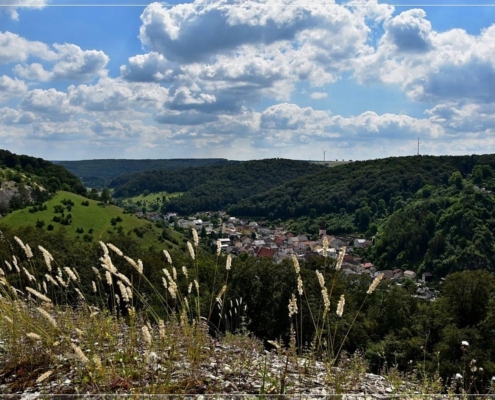 Aussichtsbank über Mörnsheim